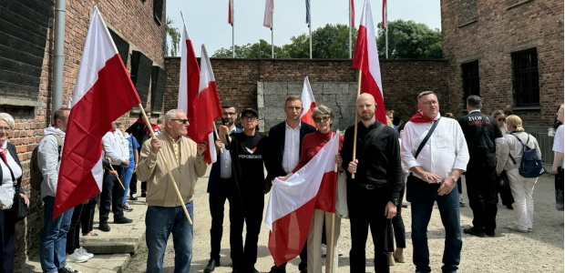 ROGranic's tweet photo. Jeszcze kilka lat temu brzmiące dziś niewiarygodnie upokorzenie było rzeczywistością: Polakom odmawiano prawa wejścia na teren byłego niemieckiego obozu Auschwitz z biało-czerwoną flagą.

W miejscu kaźni naszych rodaków, tam, gdzie ginęli polscy więźniowie polityczni, narodowy sztandar miał być traktowany jak coś niewygodnego, podejrzanego, niemal zakazanego.

Dziś możemy wejść tam z biało-czerwoną flagą w dłoni.

To jest owoc konsekwencji, odwagi i niezgody na upokorzenie. To dowód, że walka o polską pamięć ma sens.

14 czerwca w Oświęcimiu pokażmy, że ta pamięć żyje.
📍 Marsz Pamięci w Auschwitz
📅 14 czerwca, godz. 12:00
📌 plac przed Dworcem PKP Oświęcim

Weź biało-czerwoną flagę. Przyjdź. Stań tam, gdzie prawda potrzebuje naszej obecności.