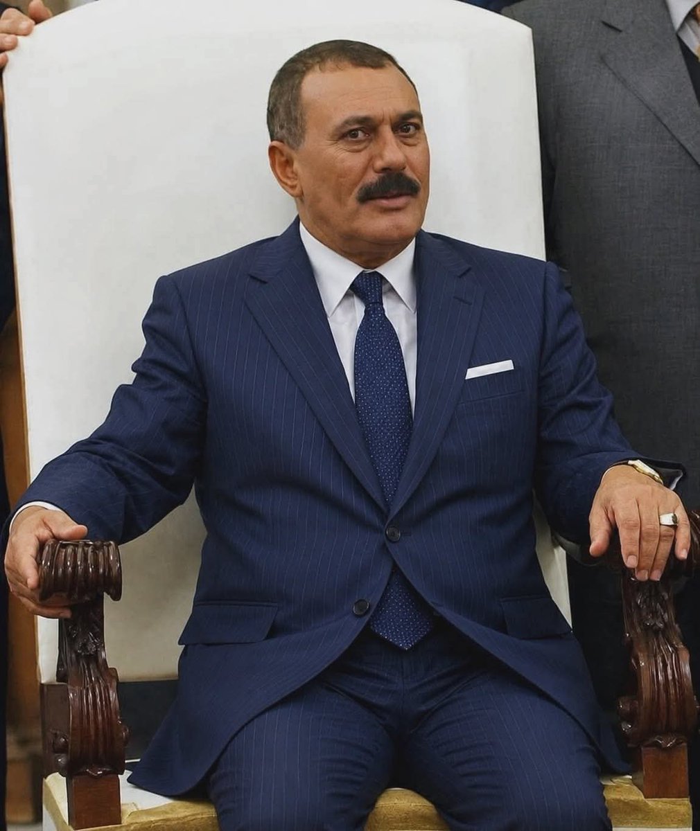 wsabra77's tweet photo. كان يلصي كهرباء لحضرموت وعدن وشبوه وصنعاء ومارب واب وتعز والمهره  
وكان يصرف الرواتب قبل انتهاء الشهر 
وكان يدشن مشاريع ويقيم احتفالات
كان حتى الطرزان والبفك نحصل داخلهم فلوس نشتريه ب٥ ريال ونحصل داخله خمسين ريال! 
صدقوني انه كان يصرف علينا من جيبه! 
#هذه_حقيقه_لن_تعود https://t.co/2iV6dMWICo