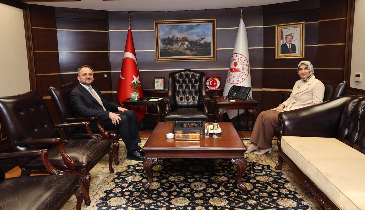 kubrayigitbasi's tweet photo. Gençlik ve Spor Bakan Yardımcısı Sayın Dr. Enes Eminoğlu ile Bakanlığımızda bir araya geldik.

Gençlerimize yönelik çalışmalar, kurumlarımız arasındaki koordinasyon ve ortak çalışma alanlarına ilişkin değerlendirmelerde bulunarak görüş alışverişi gerçekleştirdik.

A Millî Futbol Takımımızın formasını takdim eden Sayın Bakan Yardımcımıza teşekkür ediyor, ay-yıldızlı formayla ülkemizi Dünya Kupası'nda temsil eden millî takımımıza başarılar diliyorum. 🇹🇷⚽

@eminogluenes