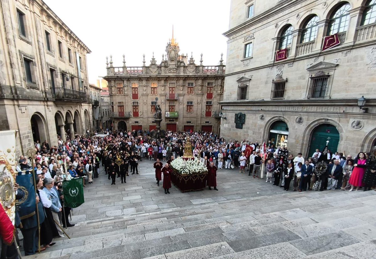 PopularesStgo's tweet photo. 💙 Os nosos concelleiros, @YolandaOteroB e @viltorad, asistiron ao Corpus Christi ✝️

🌿 Unha celebración moi arraigada na nosa cidade, que reúne cada ano á veciñanza e visitantes arredor dunha das súas tradicións máis emblemáticas. https://t.co/8JsZVUks5i