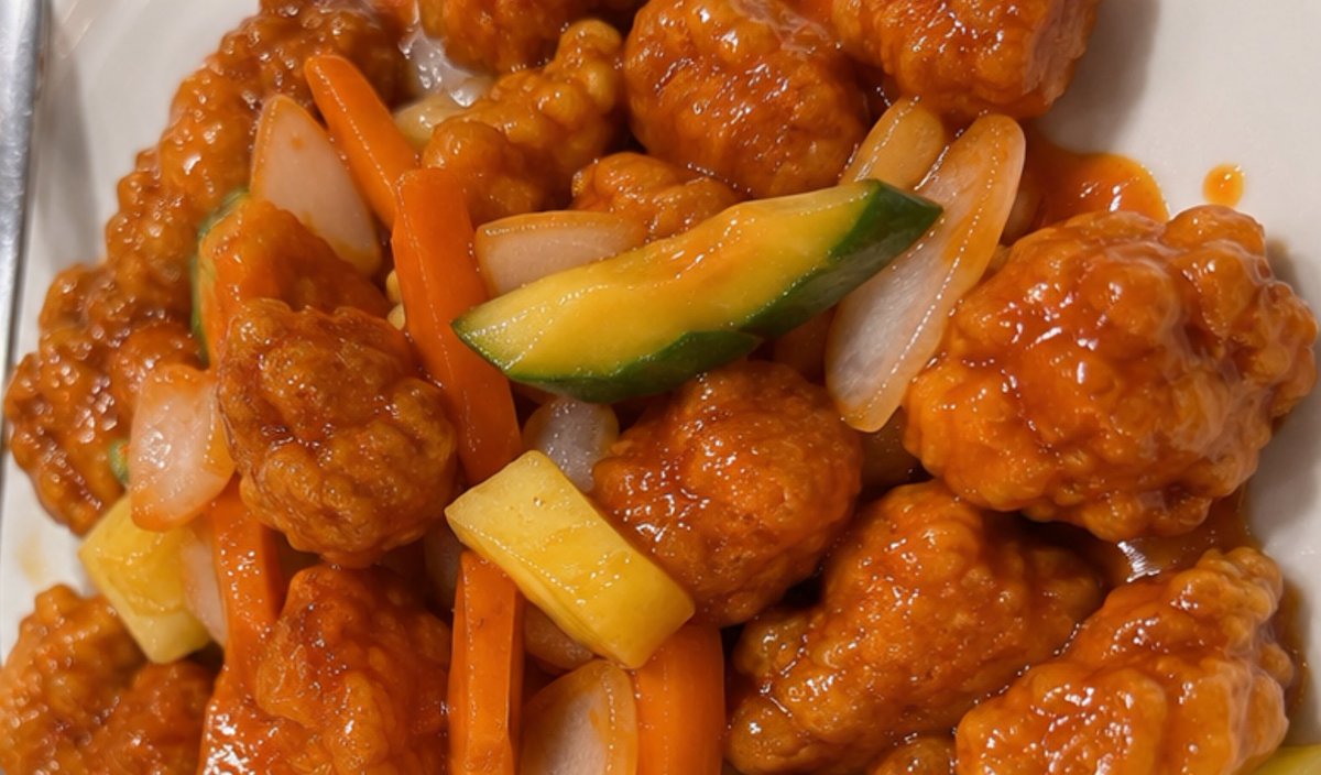 charcuteries_'s tweet photo. sweet and sour chicken or affectionately KOLOKE https://t.co/OsK6dyV76V
