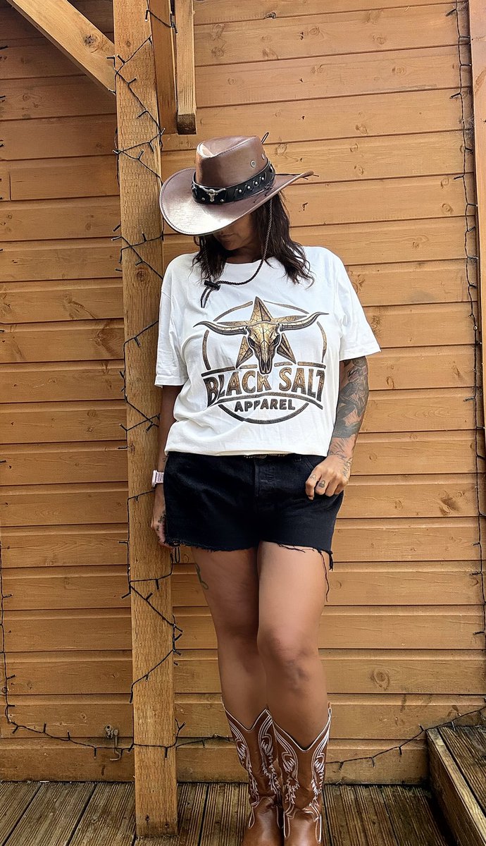 TJglamour's tweet photo. Found my new favorite tees. 🖤 Absolutely loving this country western t-shirt from Black Salt. They are doing amazing work, so please go check them out and show them some well-deserved support! 🌵✨
@BlackSaltApp https://t.co/vNV6YtQWyM