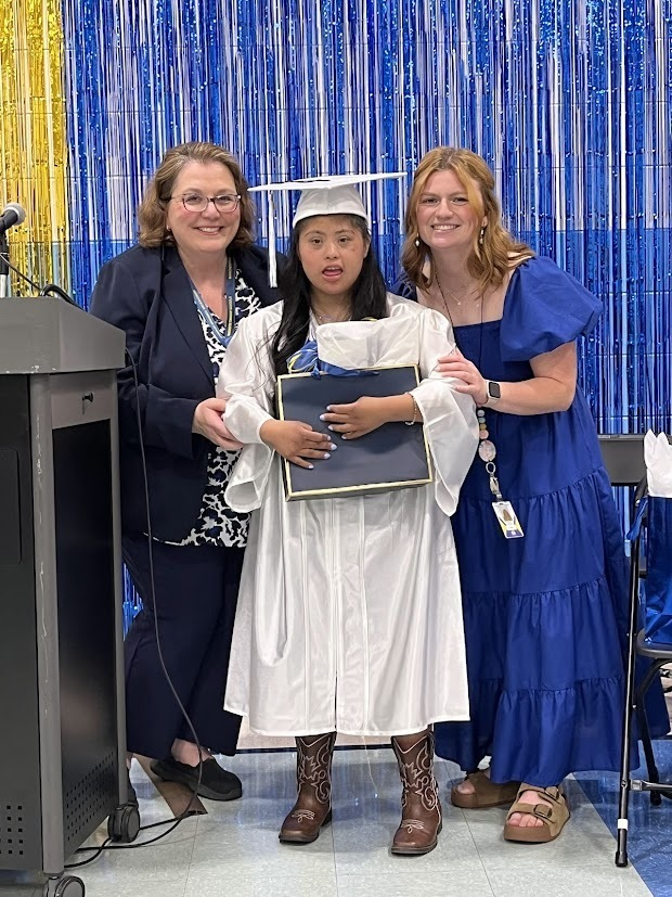 MTSDnews's tweet photo. Congratulations to Jenny, RDS’s Class of 2026 graduate! 🎓 On Friday, she celebrated this milestone surrounded by her RDS family, family, and friends. We wish Jenny all the best as she begins her next chapter! https://t.co/USkFS1nlsO