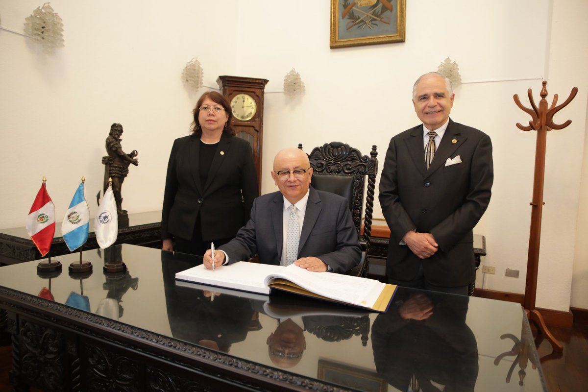 EmbajadadelPeru's tweet photo. El Embajador del Perú en Guatemala, Guido Toro, visitó el día jueves 4 de junio a los Magistrados Supremos Flor de María García Villatoro y René Girón del Organismo Judicial de Guatemala.+ https://t.co/kdoaQK58ZD