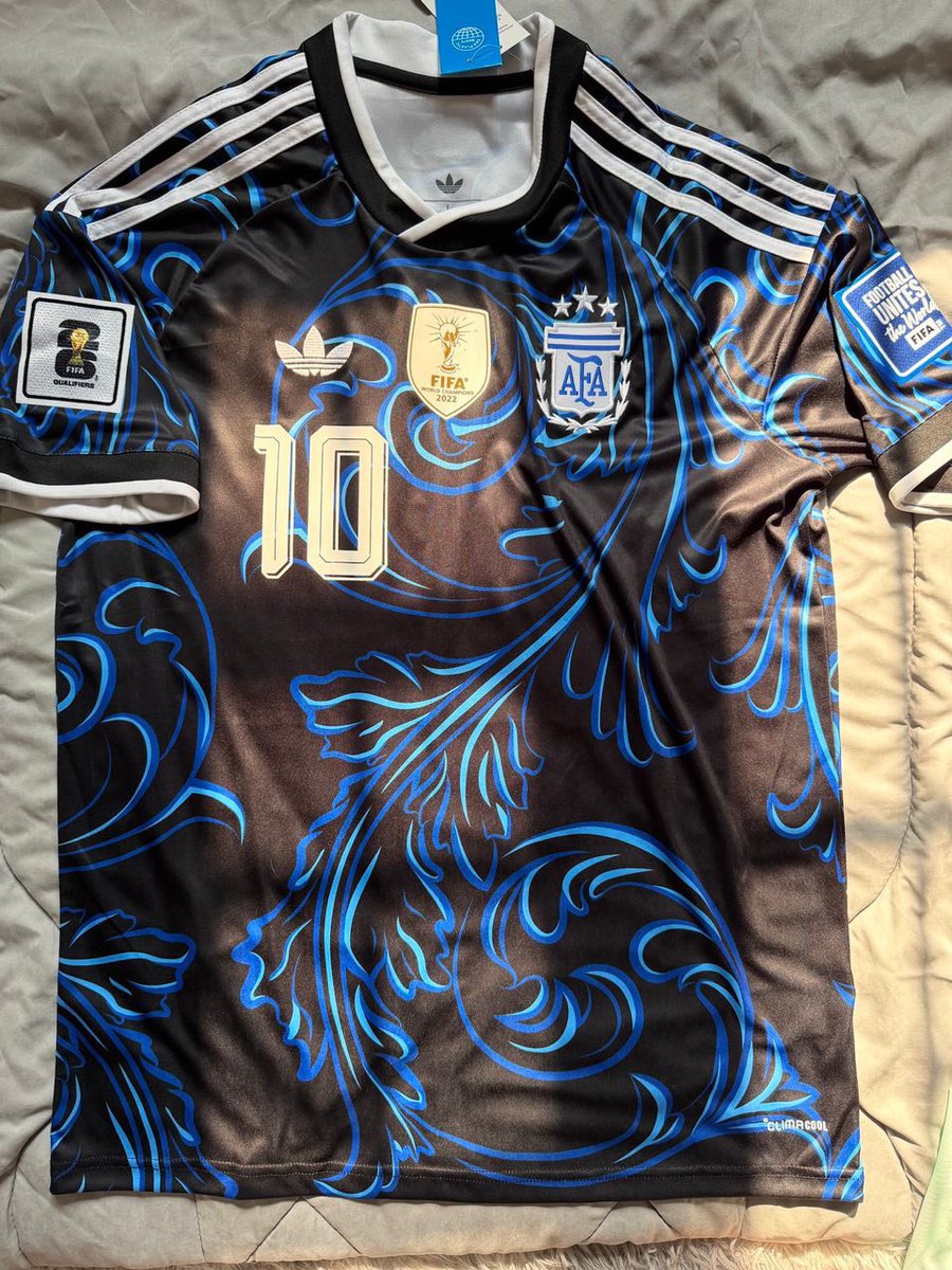 neilbgg's tweet photo. Les gars j’avais commandé 2 maillots à 3€ + 2€ pour le floquage je pensais que c’était du scam mais regardez la folie 😭 https://t.co/BE1LlJZyOa