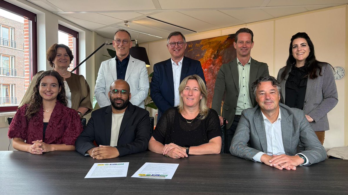 zwupdate's tweet photo. Coalitie Etten-Leur ondertekent collegeakkoord: ambitie belangrijkste kernwoord https://t.co/k4WFZVHhLj https://t.co/2tHi5V8XnE