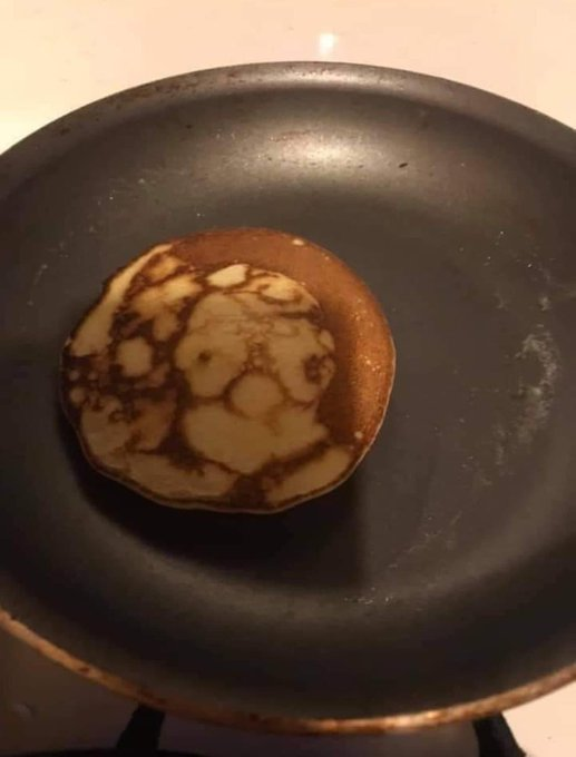 itsD3lay's tweet photo. primera vez que me hago un pancake y parece la cara de homer simpson https://t.co/2t2JVYi1mx