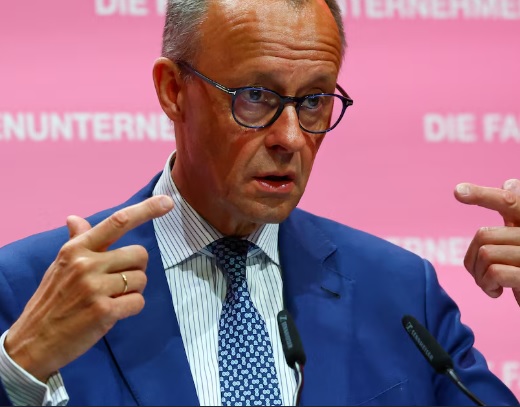 GlobalDiss's tweet photo. 🚨🇩🇪 MERZ LOSES HIS MIND

Friedrich Merz says AfD stands in “the tradition of the Holocaust” and calls it “the worst injustice in German history.”

Thousands are protesting against him, AfD is the most popular party in Germany, and he still says this… he’s lost it. https://t.co/ZxVvgaLUar
