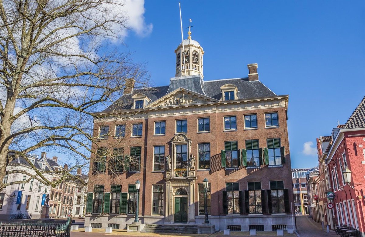 WA_midden_LWD's tweet photo. Vanmorgen weer de voetbal vierhoek gehad in het stadhuis. Dit keer was de KNVB te gast om een uitleg te geven over o.a. hoe zij kunnen ondersteunen. ⚽️ #PolLWD https://t.co/Y9BGkbCTo0