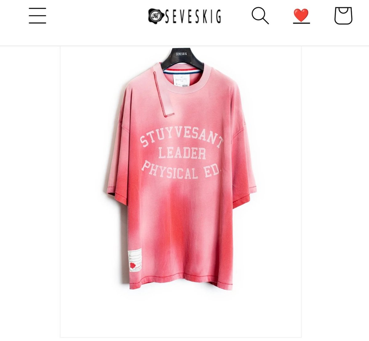 anna_beeeeeeee's tweet photo. スングァンちゃんの着てるCollege Tシャツ、ビンテージかリメイクっぽいなと思ったらSEVESKIG(セヴシグ)って日本ブランドの26SSだった。おしゃみかん🥹🫶 https://t.co/iaEfFsOVUb