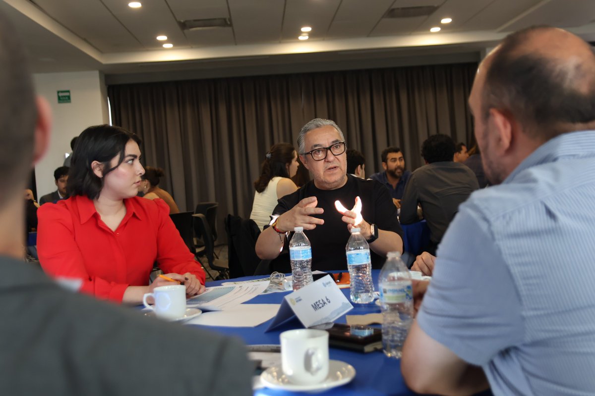 SIDEChih's tweet photo. Participamos en el Taller de Consolidación Estratégica de Misiones de #ChihuahuaFutura 2.0..

El secretario Ulises Fernández destacó que esta estrategia, impulsada por la gobernadora @MaruCampos_G , permitirá consolidar una visión compartida de desarrollo para Chihuahua .🚀 https://t.co/LEVgNfd9Pd