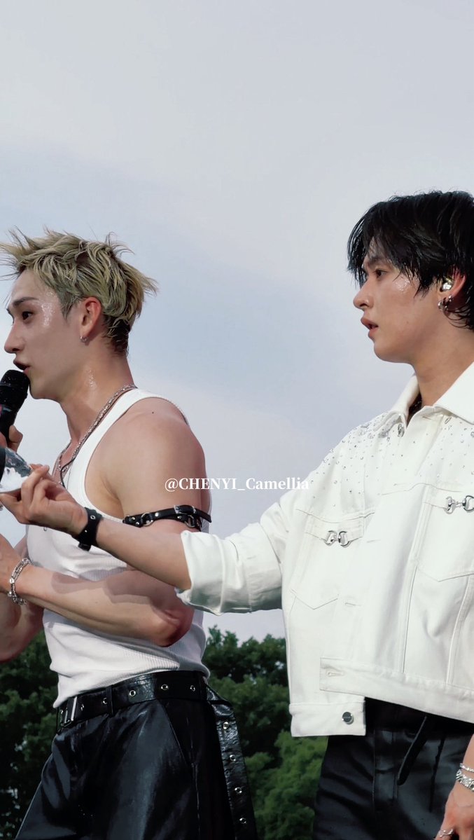 CHENYI_Camellia's tweet photo. Two good boys  #bangchan #leeknow #straykids #governorsball https://t.co/BMFplp25tC