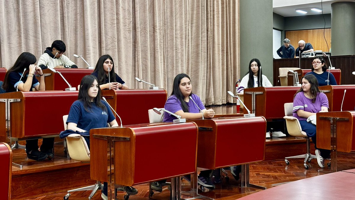 LegisdelChubut's tweet photo. ESTUDIANTES DE RAWSON VISITARON LA LEGISLATURA

Alumnos de 3º, 4º y 6º año de la Escuela María Auxiliadora de Rawson, junto a estudiantes de 5º y 6º año del Instituto Don Bosco, visitaron la Legislatura del Chubut en el marco de una propuesta educativa (…) https://t.co/XOYI7XqgEF
