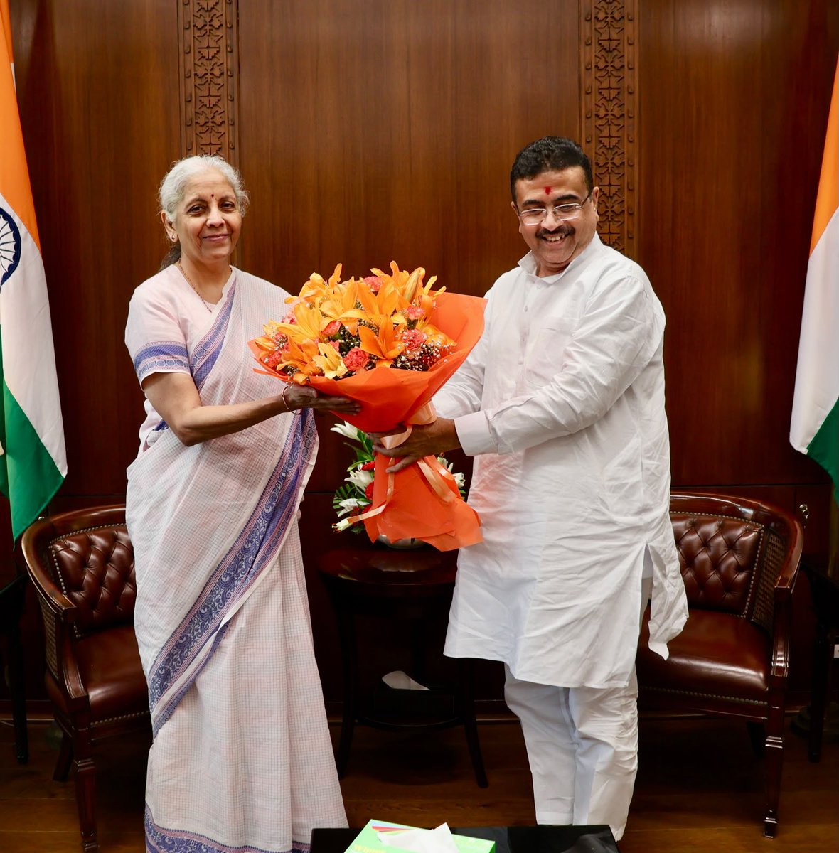 FinMinIndia's tweet photo. 👉 Union Minister for Finance & Corporate Affairs Smt. @nsitharaman meets Shri @SuvenduWB, Chief Minister of West Bengal, in New Delhi, today

👉 The issue of credit availability in the State across various sectors and the implementation of Central government schemes were discussed

Read more ➡️ https://t.co/zFhe5Z47pB