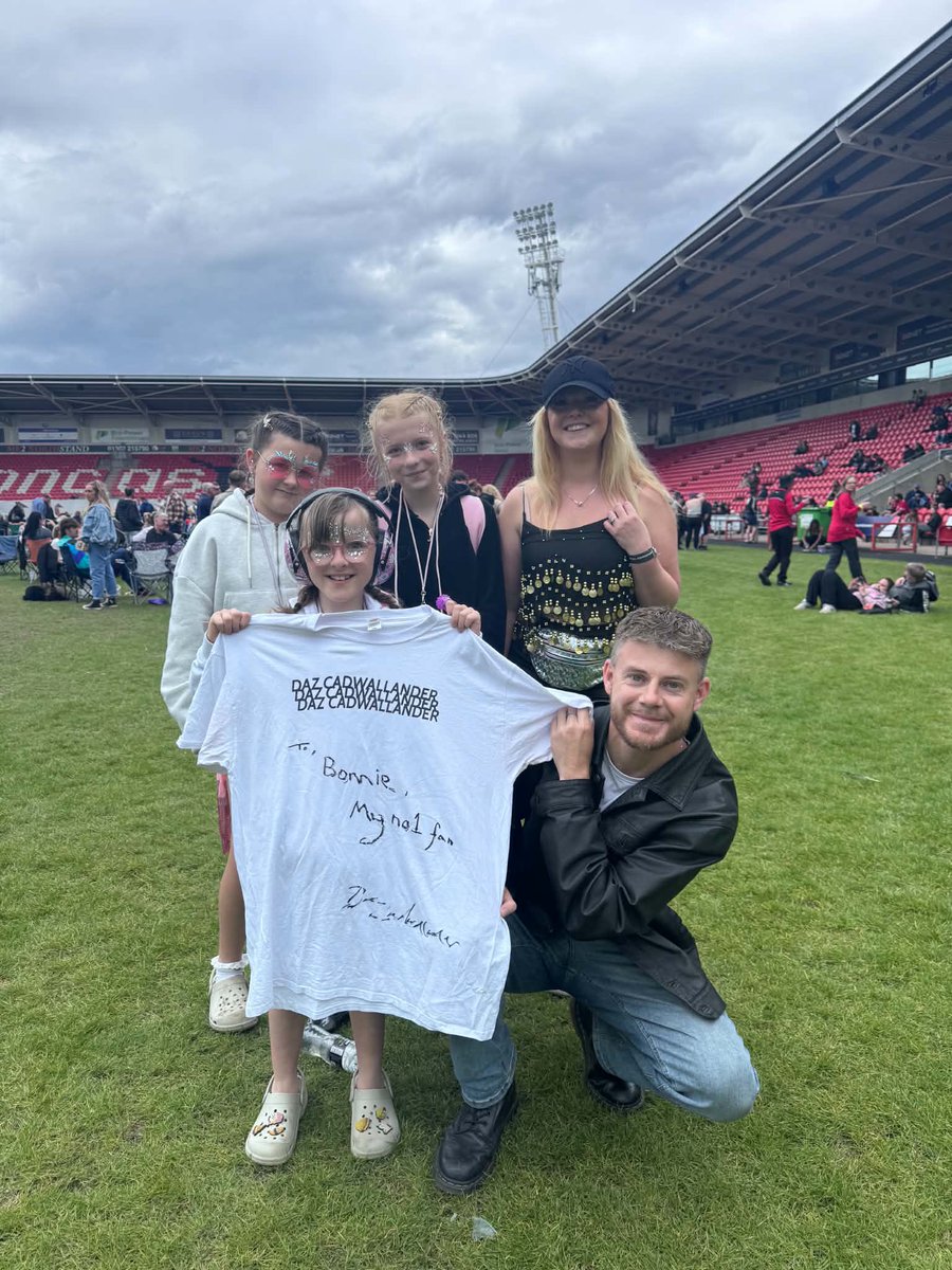 dazcadwallander's tweet photo. DONNYFEST 2026… this fan and her family came all the way from Devon to watch me play Saturday, absolutely loved every second of my set (photos to come), @JamieWebster94 and Chris Helme are boyo’s, good times with Jimmy Mac & Jordan Taz Thompson, Mathew Hook

Until next year, thank you Doncaster 🧡