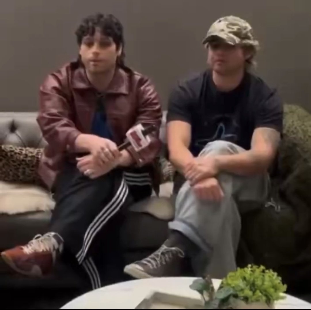 chaosmikhailo's tweet photo. Los thumbnails de los youtubers cuando suben un vídeo titulado "we broke up" https://t.co/3RYpgr0ciN