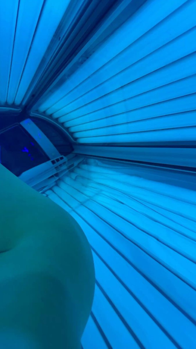footbabe2002's tweet photo. i need a daddy who’s gonna pay for all my sunbeds and let me drain them now!👸🏼#findompaypigs #whalesub #paypig #dom #sub #feetfetısh #feetworship https://t.co/JxRSiyZ6MC