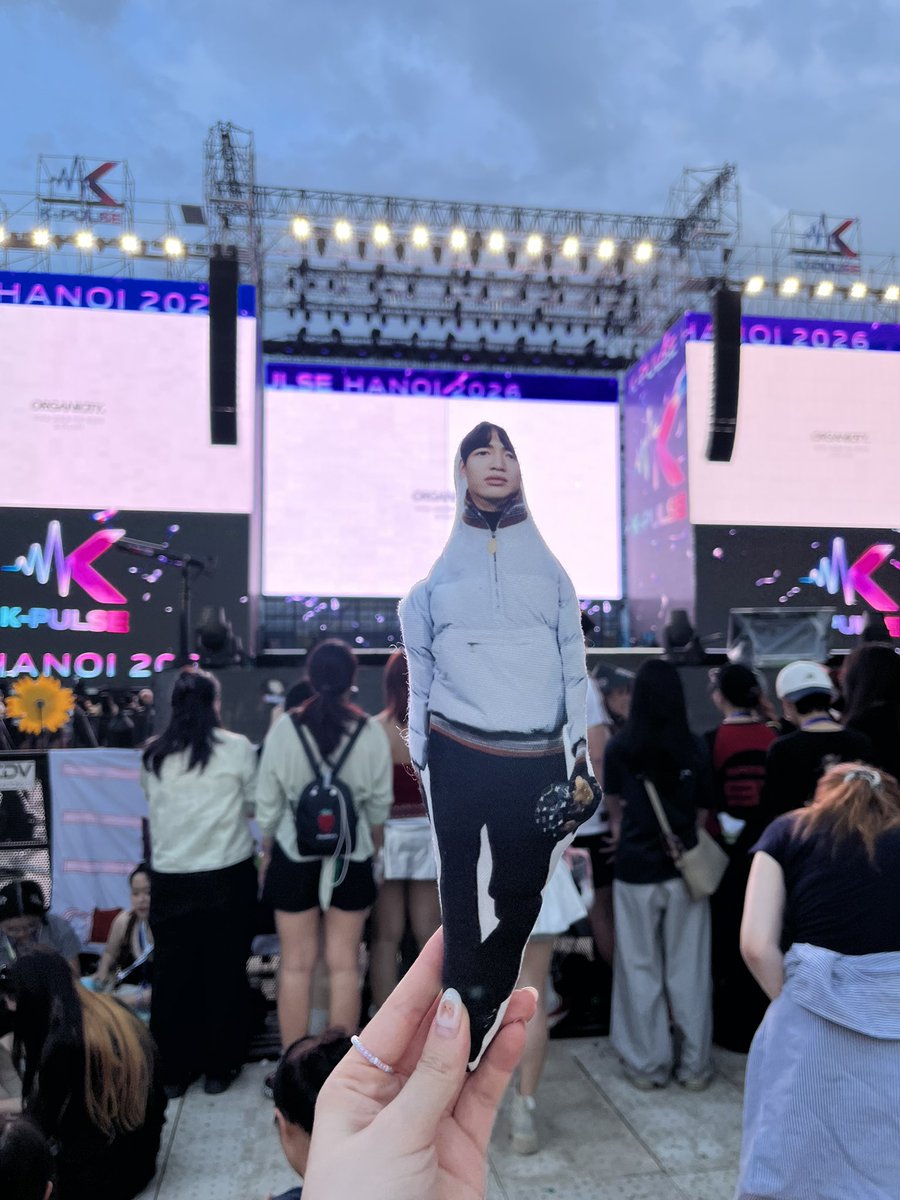 charismarking's tweet photo. Thankkk youuu come again!💚😭❤️‍🔥

#BamBam #뱀뱀
#BamBamxKPULSEHANOI https://t.co/QBAHnv4S3q