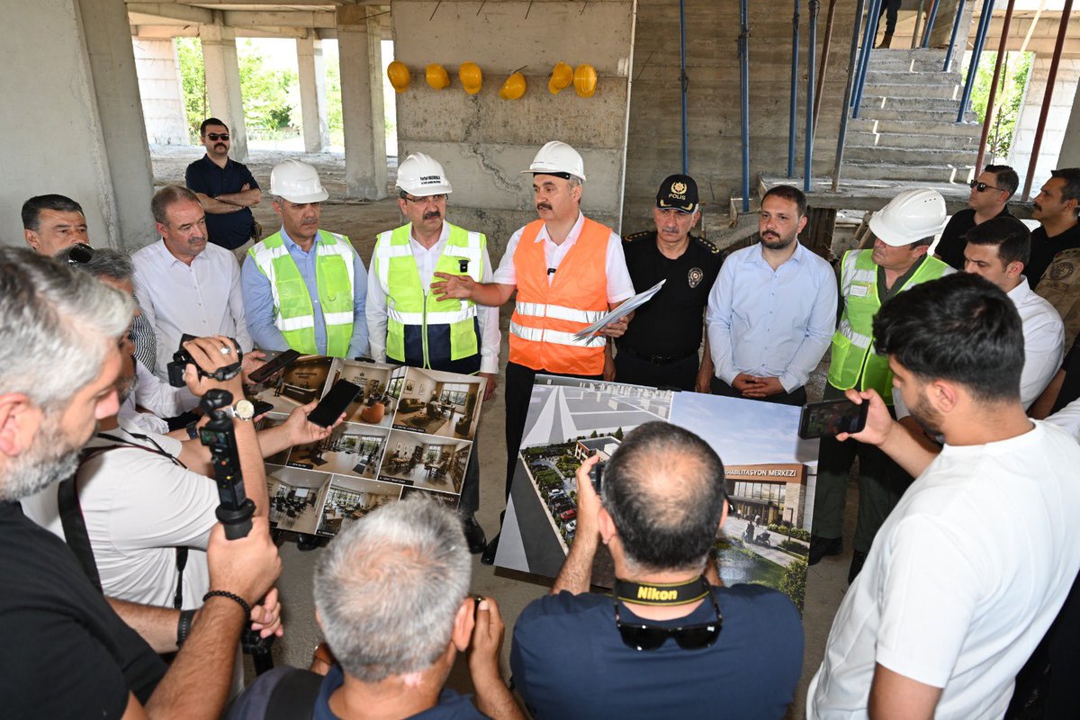 batman_tb's tweet photo. Batman Valisi Ekrem Canalp ve Ak Parti Batman Milletvekili Ferhat Nasıroğlu ile birlikte, Batman Belediyesi tarafından Bayındır Mahallesi’nde yapımı devam eden Rehabilitasyon Merkezi inşaatında incelemelerde bulunuldu. https://t.co/YSU7BzFpnj