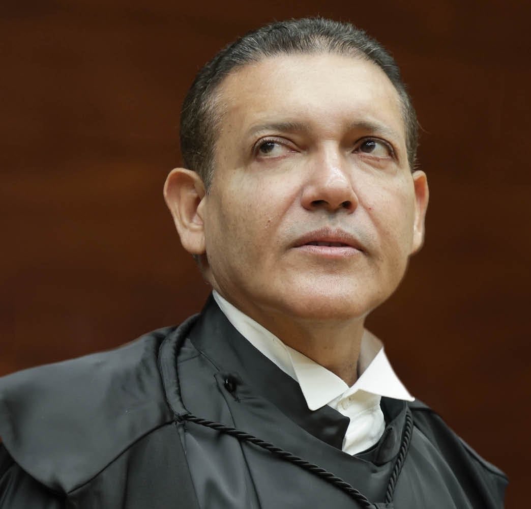 lazarorosa25's tweet photo. URGENTE! O ministro Nunes Marques, presidente do TSE, acaba de SUSPENDER a pesquisa da AtlasIntel que mostrava Flávio Bolsonaro derretendo após os áudios mostrando o candidato cobrando milhões do “irmãozão” Vorcaro. 

TARIFLÁVIO sentiu! https://t.co/I3AYya70RQ