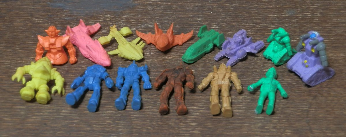 2nd_from_JAPAN's tweet photo. #消しゴム
キン消しならぬ"ガン消し"。
主役メカ・ガンダムの代わりで主役男・アムロ登場(ノーマルスーツ)
シャア専用ザクの色が赤だったりグフが青だったり、分かってるな～。
ランチがラインナップされてるとか、全何種あったんだろう?
ガンタンク大は別のシリーズかな?
ジオングの出来がメチャいい! https://t.co/Y7zT0z16pA
