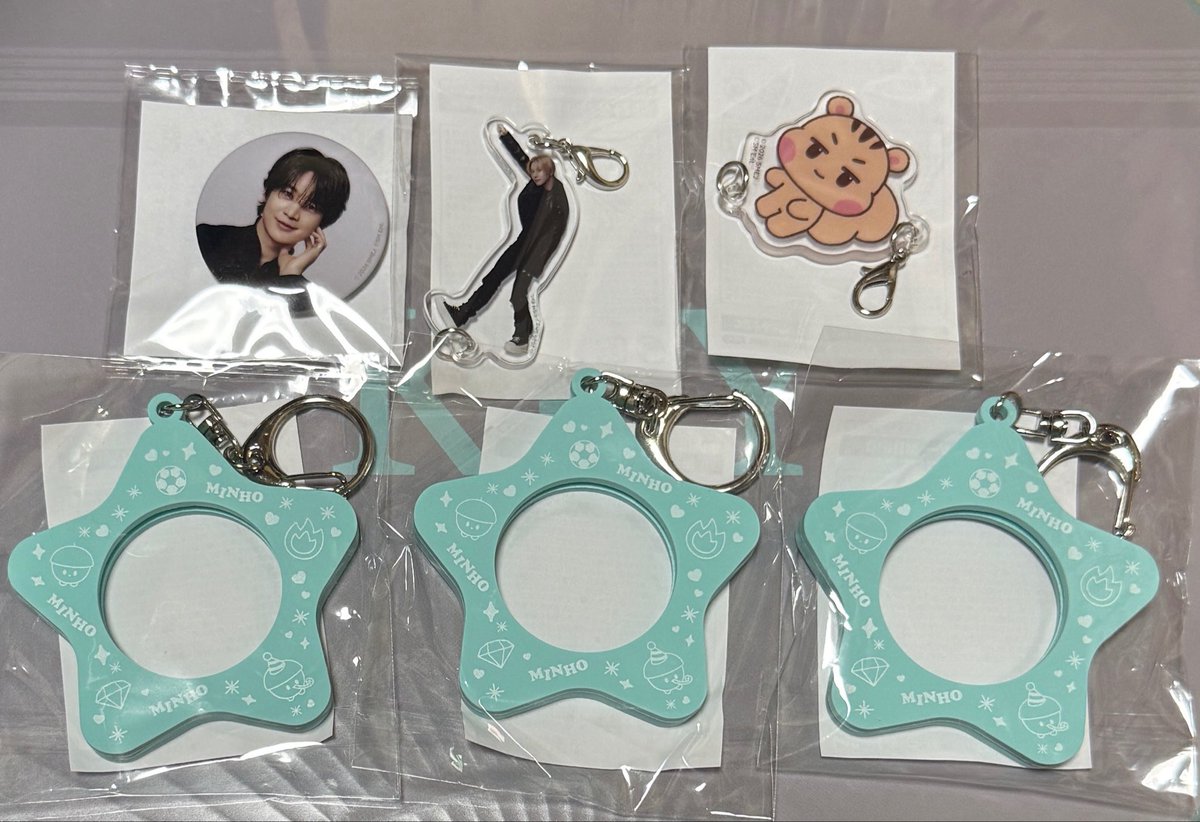 ondni_'s tweet photo. SHINee ランダムトイ カプセル ガチャ  ピンバッジ 交換

【譲】
アクリルチャーム テミン ミノ ダラミン
缶バッジ ミノ
缶バッジホルダー ミノ

【求】
めじるしチャーム キーくんボクシリ × 2
缶バッジホルダー キーくん
シール キーくん ボクシリ × 2

郵送希望📮 https://t.co/F2lNJSTsti