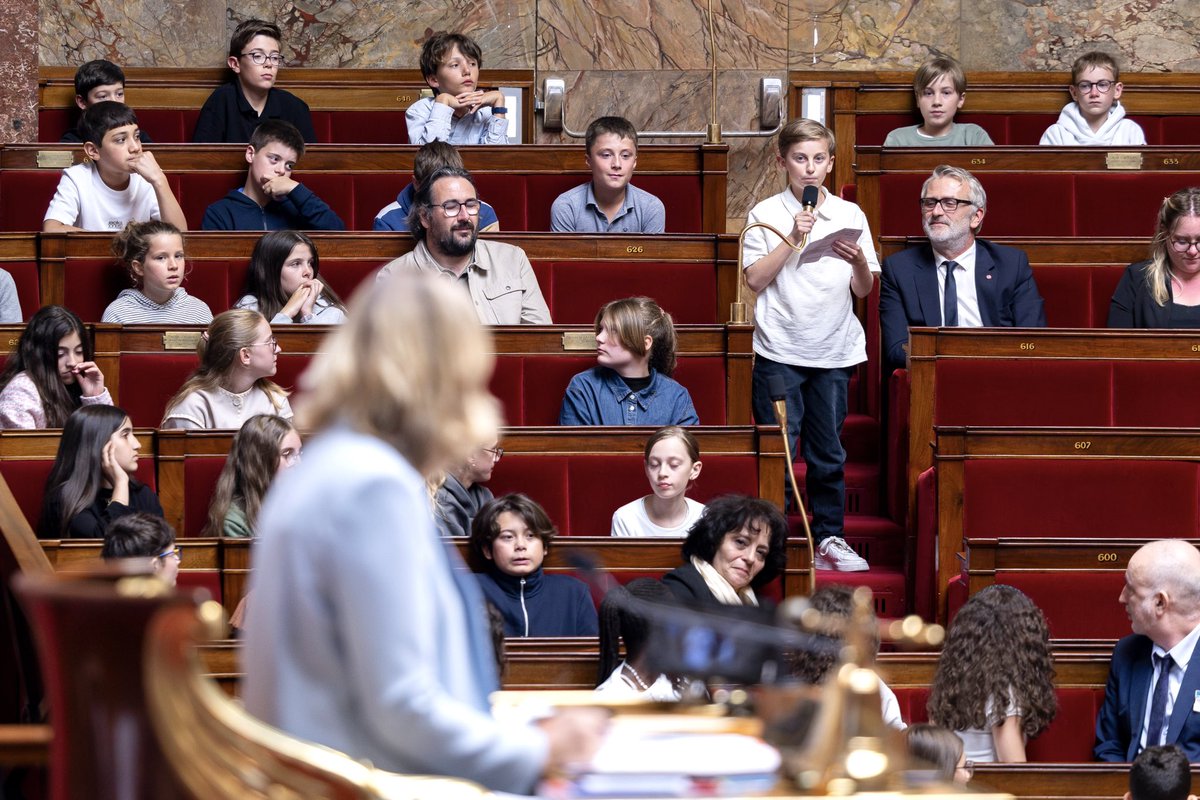 EdouardGeffray's tweet photo. Ce matin, j'ai participé à une séance de questions au Gouvernement un peu particulière.

Pour cette édition du Parlement des enfants, les 18 classes finalistes ont eu l'opportunité d'interroger la présidente de l'Assemblée nationale, @YaelBRAUNPIVET, et le Gouvernement. 

L'occasion pour eux de découvrir le rôle de l'@AssembleeNat au sein même de l'hémicycle, de faire l'expérience de la démocratie et de partager leurs réflexions sur la régulation des réseaux sociaux et des écrans.

Merci aux élèves et aux professeurs des 630 classes qui ont élaboré des propositions de loi sur le thème de la protection des mineurs contre les dangers des réseaux sociaux. 

Leur travail et leur investissement viennent enrichir nos réflexions sur ce sujet. #QAG