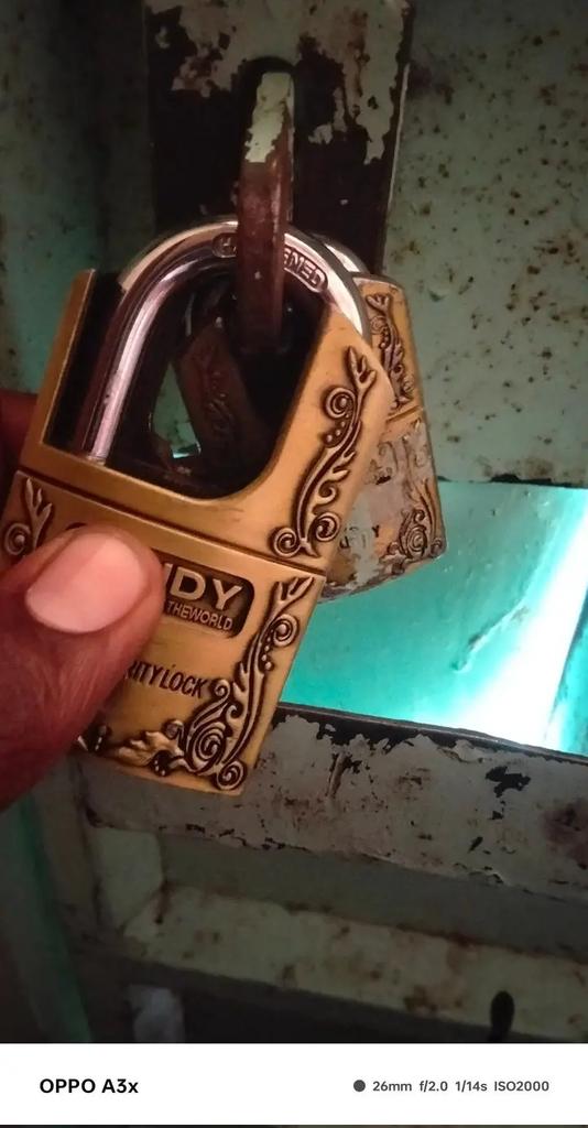 forbidden0126's tweet photo. landlord ananijali ameona kufuli yangu ni kadogo naeza ibiwa https://t.co/DegW3QnVkA