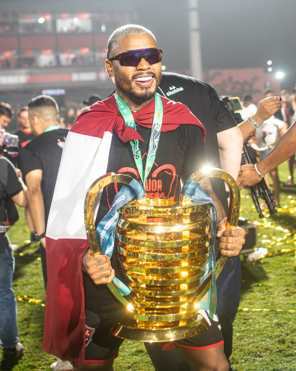 ECVitoria's tweet photo. O Super Di Marinho! 🏆🦁❤️🖤

📸 Victor Ferreira | EC Vitória

#OMaiorCampeãoDoNE https://t.co/k3j3Oqm1Ea