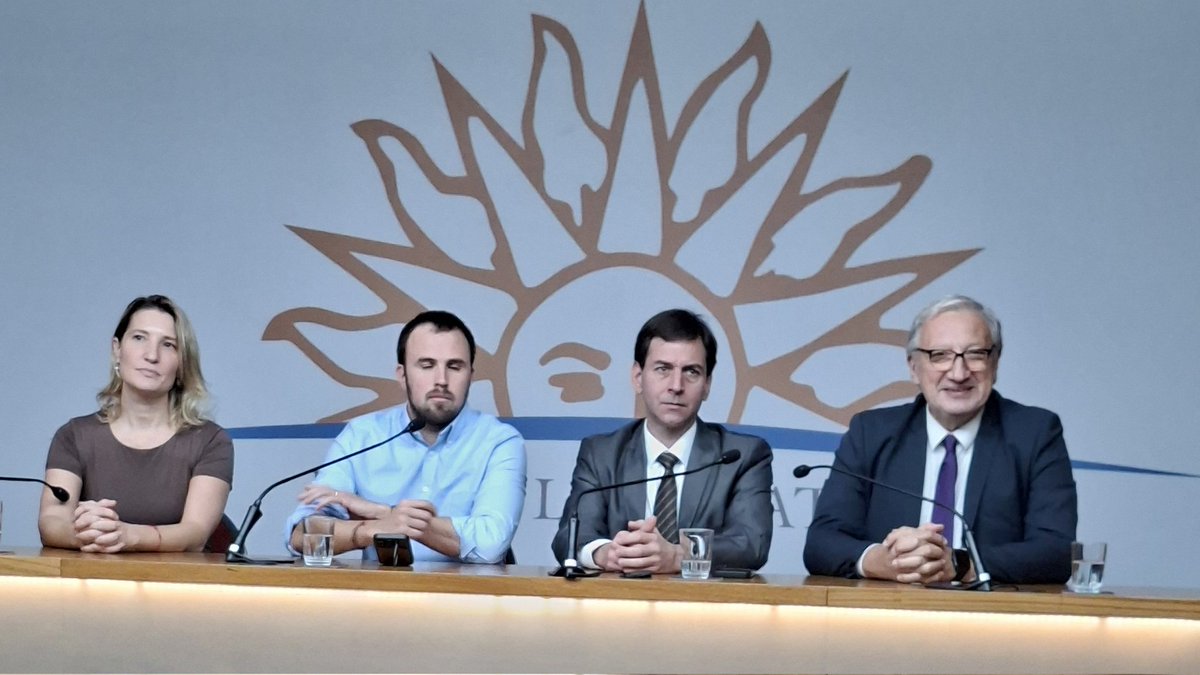 MartinRiveiro92's tweet photo. 🔴 Se realizó la última sesión de la comisión investigadora por la compra de la Estancia Maria Dolores.
Habrá 3 informes que serán analizado por el pleno de la cámara en Agosto.
+ info en @vtvnoticiasuy https://t.co/vVRq7AuzIC