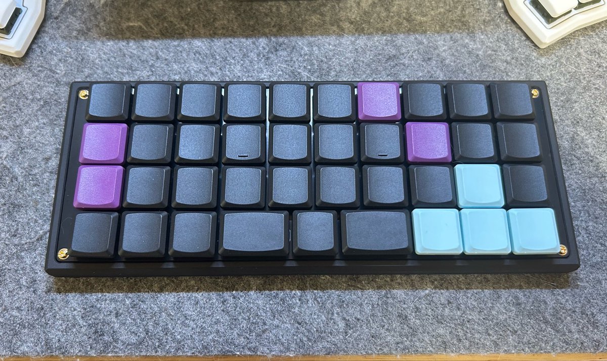 kazu_dob's tweet photo. 珍しく小6娘が「パパのキーボード、かっこいい!!」って!!
やっぱ既製品キーキャップにCNCケースはかっこいいんよ
マウスがないんだよねー
#40Plus-LP https://t.co/w0Yvs2WjBD