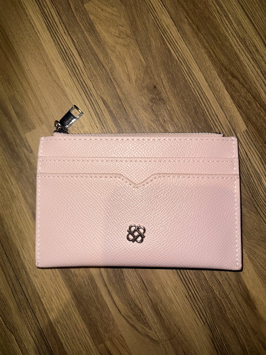 seonjaerrr's tweet photo. ส่ฃต่อกระเป๋า wallet แบรนด์ perota สีชมพูววว น่ารักมากก สภาพดีใช้ไม่กี่รอบ 250.- รวมส่งค่า #perota #ส่งต่อกระเป๋า #กระเป๋า #perotabrand #ส่งต่อของใช้ #ส่งต่อ #ส่งต่อเสื้อผ้า #กระเป๋ามือสอง #กระเป๋ามือ2 https://t.co/2hQ96LvQ18