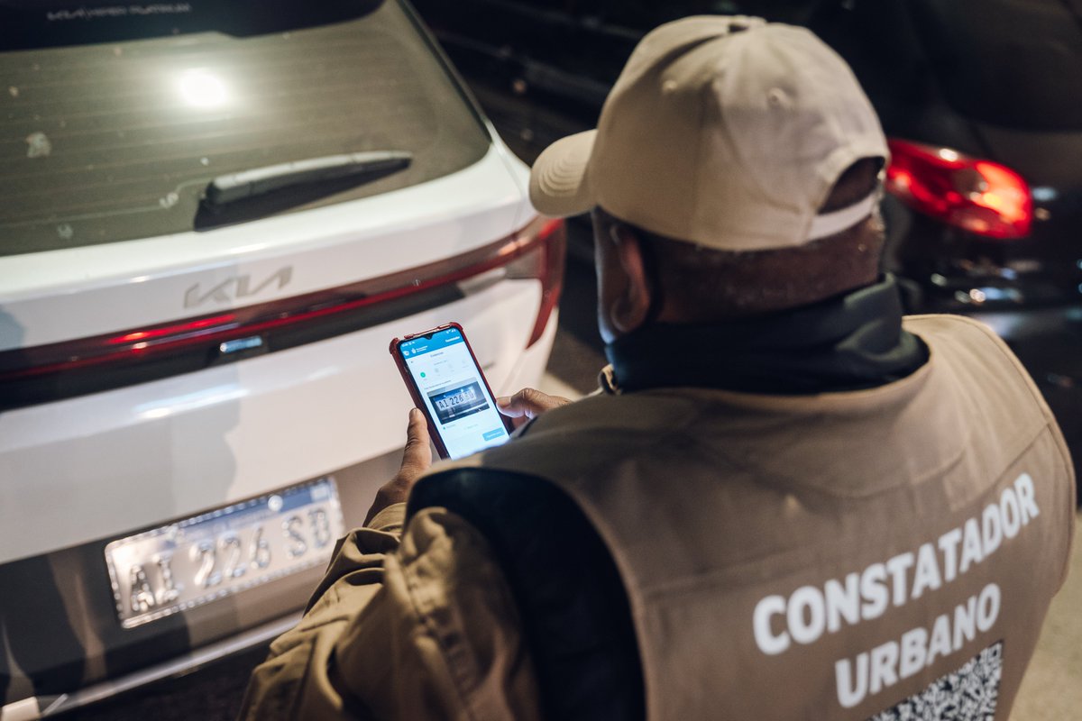 comunicacion_dp's tweet photo. 🚗📲 A 10 días de la implementación del nuevo estacionamiento medido y tarifado en la ciudad, más de 15.000 vehículos por día ya utilizan el sistema y la app SEMM sumó 34.000 nuevas descargas (132.000 usuarios registrados en total).

✅ Escuchamos más de 500 consultas y sugerencias de vecinos, trabajadores y comerciantes, y realizamos ajustes para mejorar el servicio.

📍Desde el 10 de junio habrá:
🔹 75% de descuento para trabajadores, profesionales y comerciantes en la zona extendida (no incluye SEMM CENTRAL).
🔹 30 minutos diarios sin cargo en áreas comerciales.
🔹 Beneficios para frentistas: propietarios e inquilinos.
🔹 Exención total para personas con discapacidad y mayores de 70 años.

Seguimos mejorando una herramienta que ordena y favorece la rotación vehicular en #CórdobaCapital. Los controles continúan para garantizar seguridad y respeto por las normas. 

🔗 https://t.co/Ds1eZahOn8