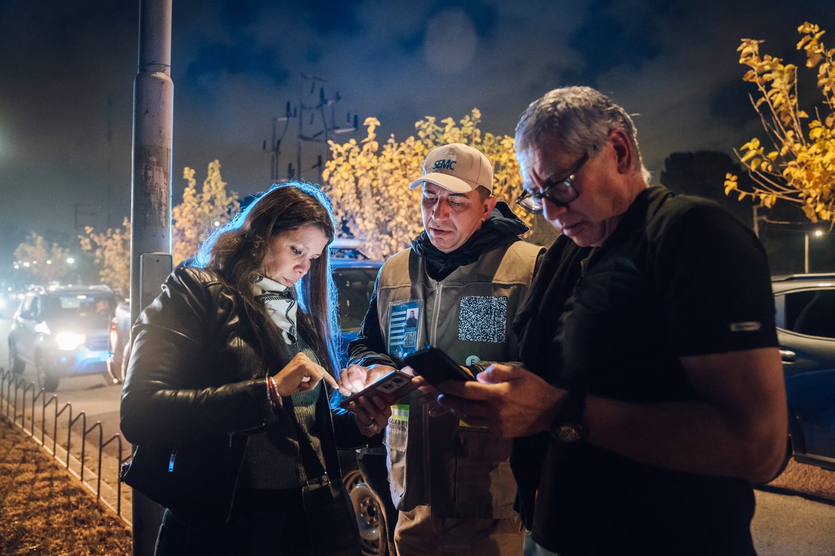 comunicacion_dp's tweet photo. 🚗📲 A 10 días de la implementación del nuevo estacionamiento medido y tarifado en la ciudad, más de 15.000 vehículos por día ya utilizan el sistema y la app SEMM sumó 34.000 nuevas descargas (132.000 usuarios registrados en total).

✅ Escuchamos más de 500 consultas y sugerencias de vecinos, trabajadores y comerciantes, y realizamos ajustes para mejorar el servicio.

📍Desde el 10 de junio habrá:
🔹 75% de descuento para trabajadores, profesionales y comerciantes en la zona extendida (no incluye SEMM CENTRAL).
🔹 30 minutos diarios sin cargo en áreas comerciales.
🔹 Beneficios para frentistas: propietarios e inquilinos.
🔹 Exención total para personas con discapacidad y mayores de 70 años.

Seguimos mejorando una herramienta que ordena y favorece la rotación vehicular en #CórdobaCapital. Los controles continúan para garantizar seguridad y respeto por las normas. 

🔗 https://t.co/Ds1eZahOn8