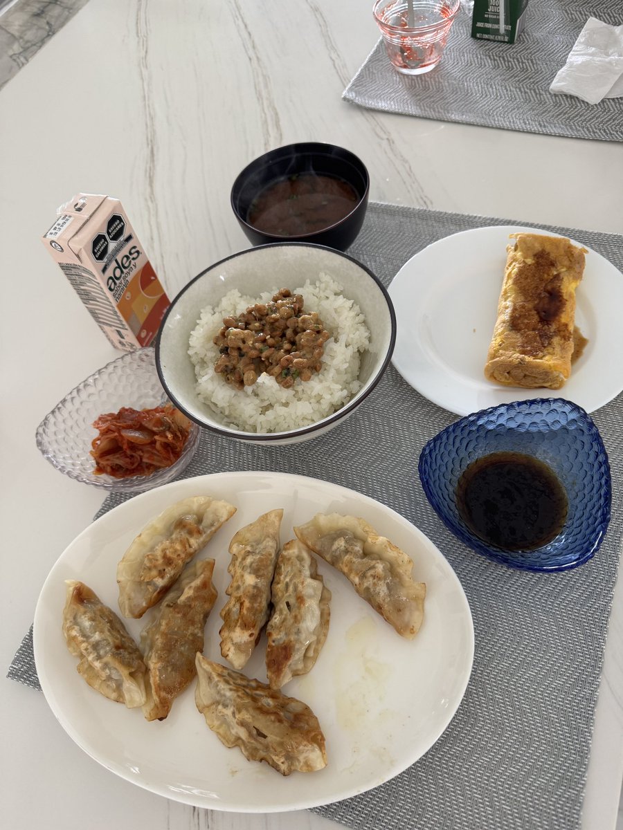 kishidagumi's tweet photo. おはようございます🌞
月曜日の朝食ですが、
餃子の中身ブルコギだった😱
3個食べて胸焼け開始🤣
側でうちの子達見てると思ったら散歩帰りでへたってた🤣
#ゴールデンレトリバー
#goldenretriver https://t.co/Eb19YN1v8G