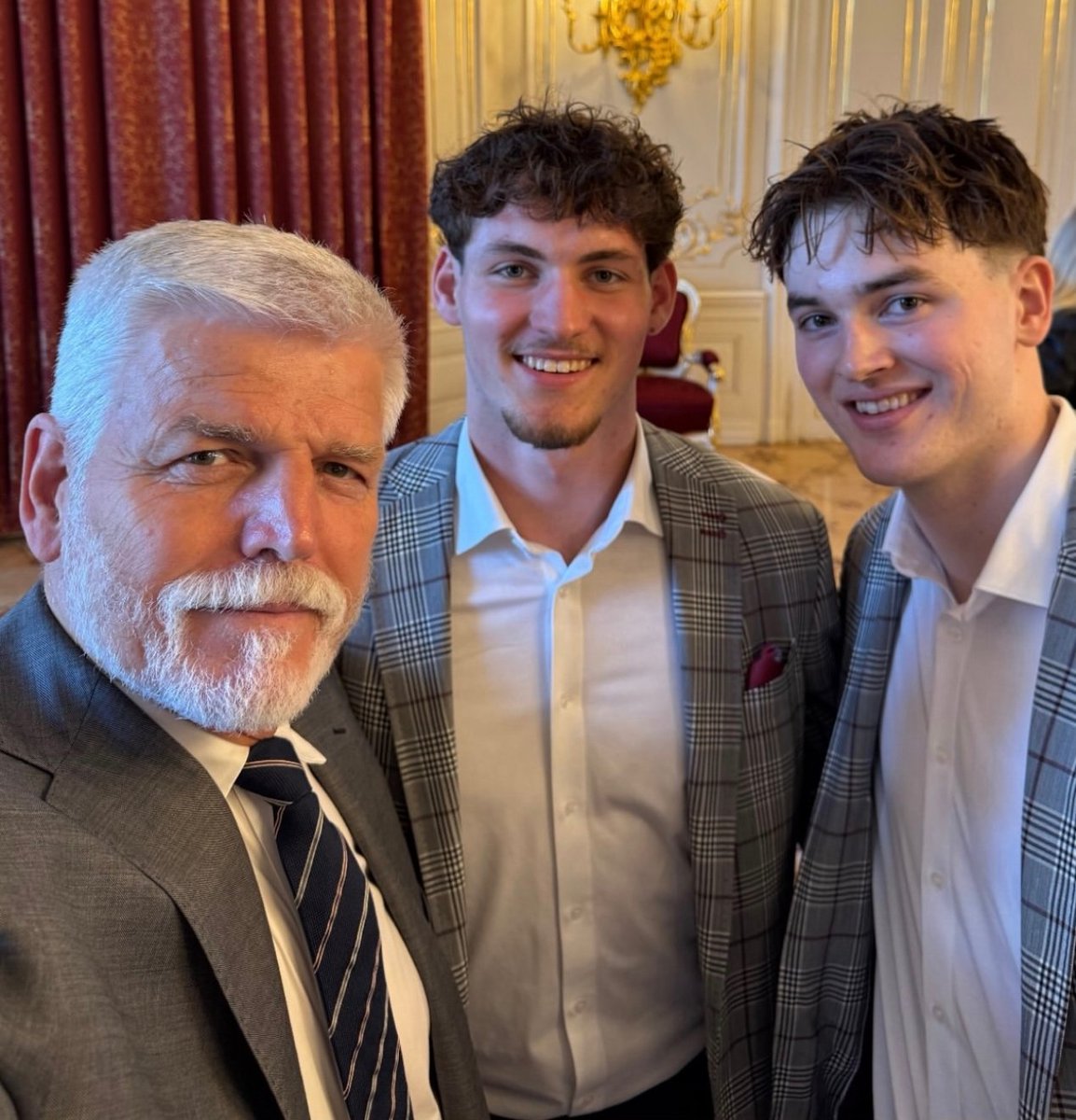 CzepiecPatrik's tweet photo. 💬 Říká se, že politika do sportu nepatří.

Když se 🇨🇿 politici hrnou ke sportovcům, často cítím, že jde v první řadě o volební PR.

U prezidenta Pavla to tak nemám. A třeba blbě.

Je v tom ale jiná energie. Zájem ze srdce.

📸 Max Curran a Tomáš Poletín 🥈U20 s @prezidentpavel https://t.co/91EzzNHgYK