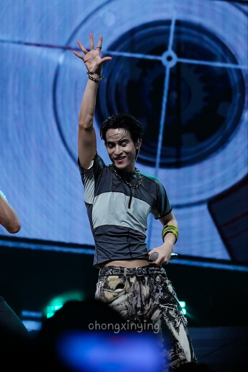 chongxinying's tweet photo. Watching him perform on stage always makes me so happy &amp; he looks happiest when he’s on stage 🥹❤️ 

📸:  🧸 

#barcodetin https://t.co/lrmc7N6VGc