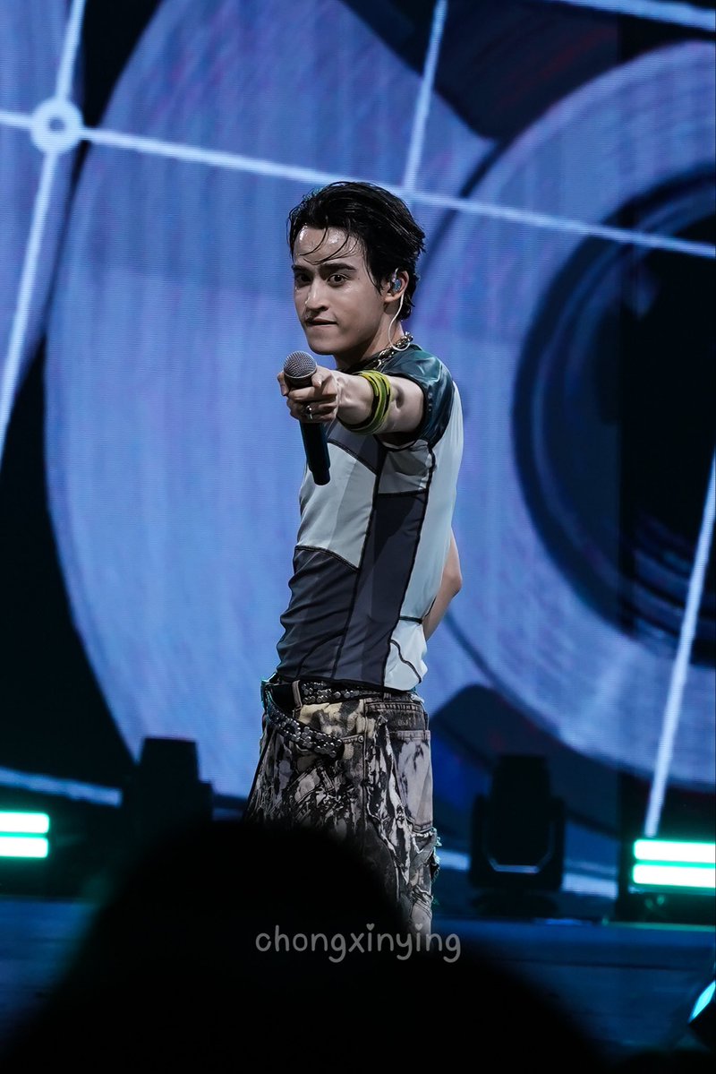 chongxinying's tweet photo. Watching him perform on stage always makes me so happy &amp; he looks happiest when he’s on stage 🥹❤️ 

📸:  🧸 

#barcodetin https://t.co/lrmc7N6VGc