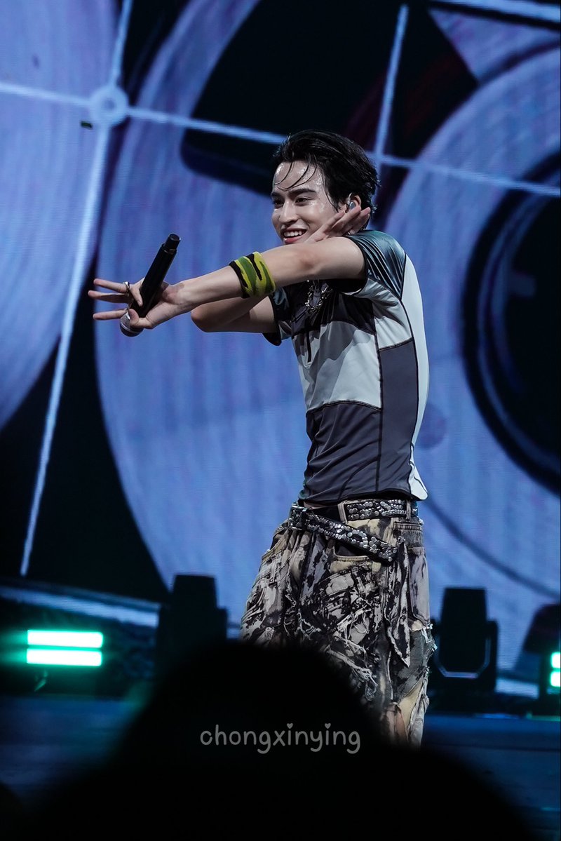 chongxinying's tweet photo. Watching him perform on stage always makes me so happy &amp; he looks happiest when he’s on stage 🥹❤️ 

📸:  🧸 

#barcodetin https://t.co/lrmc7N6VGc