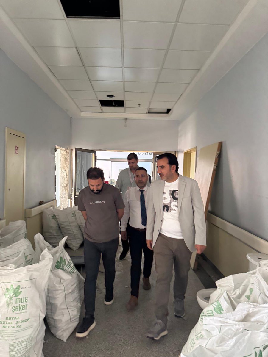 remzi_sarikaya's tweet photo. C BLOK SERVİSLERİNİ YENİLİYORUZ 

Hastanemizin 2011 yılında hizmete açılan ana binasında, yıllar içerisinde oluşan yıpranmaları gidermek ve hizmet kalitesini artırmak amacıyla kapsamlı bir yenileme süreci başlatmış bulunuyoruz.

Servislerimiz, hasta odalarımız, lavabolarımız, asansörlerimiz ve ortak kullanım alanlarımız etaplar halinde yenilenecektir. İlk iki servisimizde çalışmalar başlamış olup, hedefimiz bir yıl içerisinde tüm servislerimizi yenilemektir.

Bu önemli yatırımın hayata geçirilmesindeki destekleri için Van İl Sağlık Müdürümüz Muhammet Tosun başta olmak üzere Van İl Sağlık Müdürlüğümüze ve T.C. Sağlık Bakanlığı’na teşekkür ediyorum.

Çalışmalar tamamlandığında hastalarımız ve çalışanlarımız için çok daha konforlu, güvenli ve modern bir hizmet ortamı oluşturmuş olacağız. Hayırlı olsun.