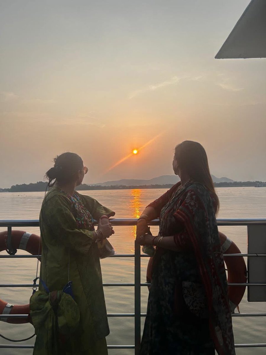 RekhaMAHAJAN7's tweet photo. गुवाहाटी में विशाल माँ ब्रह्मपुत्र नदी पर ढलते सूरज की सुनहरी आभा को देखना बेहद अद्भुत और अविस्मरणीय । #RiverCruise
यादों के झरोखे में कैद एक बेहद हसीन शाम। ❤️🌅
#BrahmaputraRiver #Guwahati #Assam #SunsetDiaries #BeautifulMoments #FriendshipVibes #RiverCruise #MemoriesForLife https://t.co/CmDdunGd7g