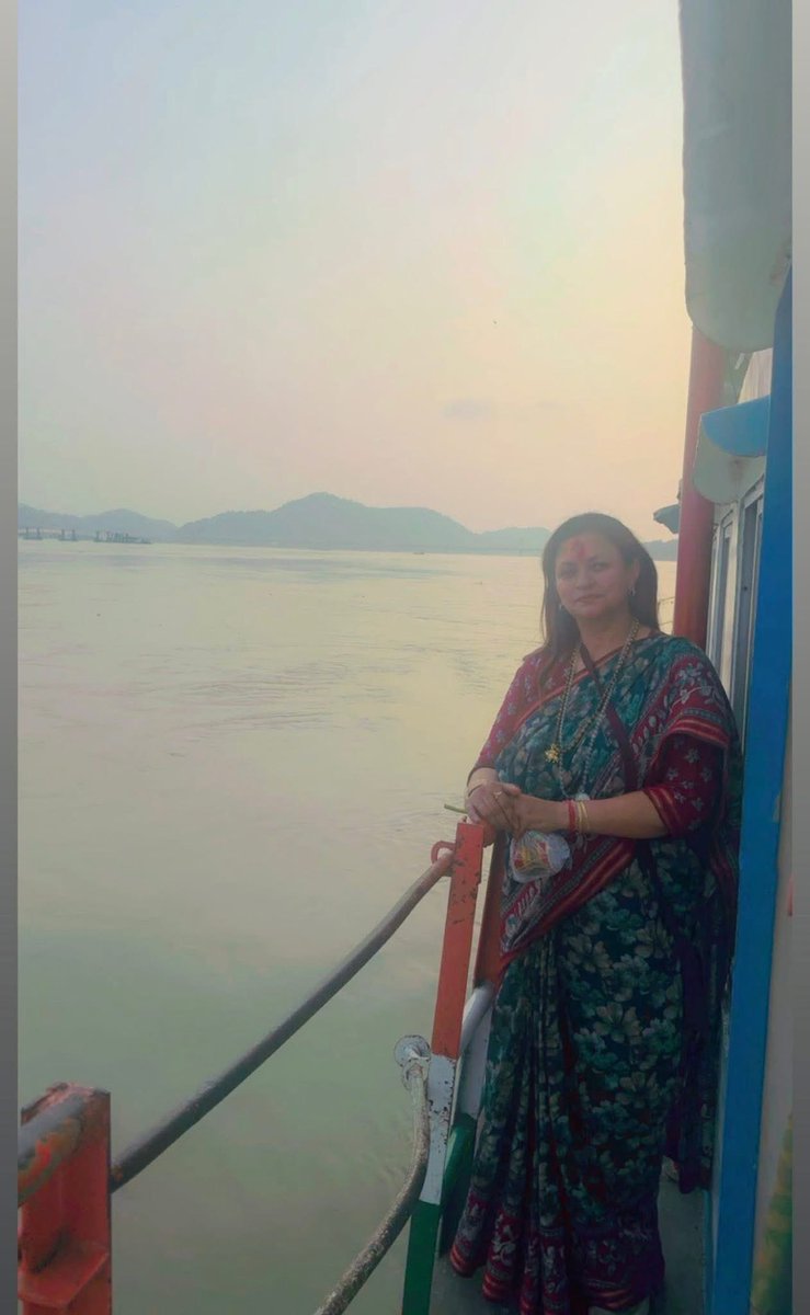 RekhaMAHAJAN7's tweet photo. गुवाहाटी में विशाल माँ ब्रह्मपुत्र नदी पर ढलते सूरज की सुनहरी आभा को देखना बेहद अद्भुत और अविस्मरणीय । #RiverCruise
यादों के झरोखे में कैद एक बेहद हसीन शाम। ❤️🌅
#BrahmaputraRiver #Guwahati #Assam #SunsetDiaries #BeautifulMoments #FriendshipVibes #RiverCruise #MemoriesForLife https://t.co/CmDdunGd7g
