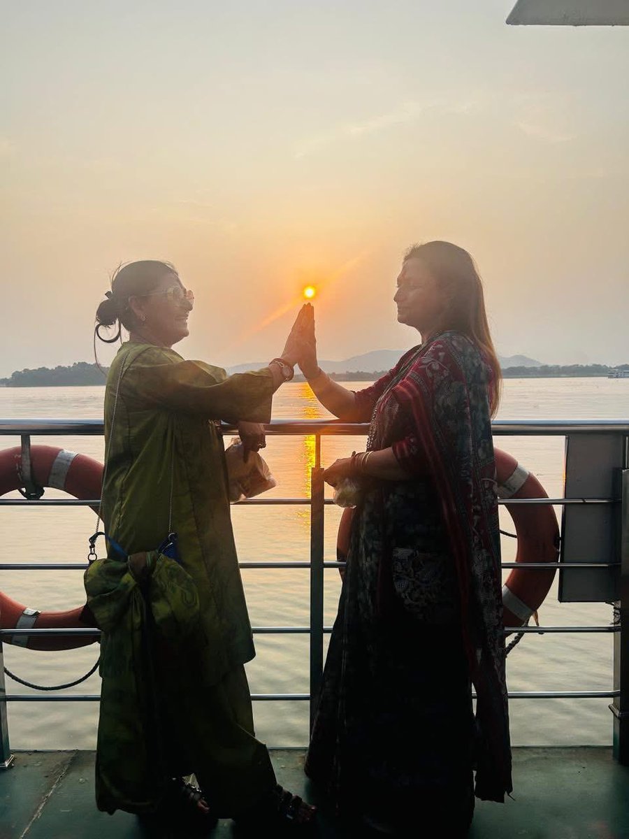 RekhaMAHAJAN7's tweet photo. गुवाहाटी में विशाल माँ ब्रह्मपुत्र नदी पर ढलते सूरज की सुनहरी आभा को देखना बेहद अद्भुत और अविस्मरणीय । #RiverCruise
यादों के झरोखे में कैद एक बेहद हसीन शाम। ❤️🌅
#BrahmaputraRiver #Guwahati #Assam #SunsetDiaries #BeautifulMoments #FriendshipVibes #RiverCruise #MemoriesForLife https://t.co/CmDdunGd7g