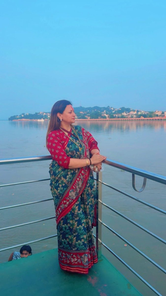 RekhaMAHAJAN7's tweet photo. गुवाहाटी में विशाल माँ ब्रह्मपुत्र नदी पर ढलते सूरज की सुनहरी आभा को देखना बेहद अद्भुत और अविस्मरणीय । #RiverCruise
यादों के झरोखे में कैद एक बेहद हसीन शाम। ❤️🌅
#BrahmaputraRiver #Guwahati #Assam #SunsetDiaries #BeautifulMoments #FriendshipVibes #RiverCruise #MemoriesForLife https://t.co/CmDdunGd7g
