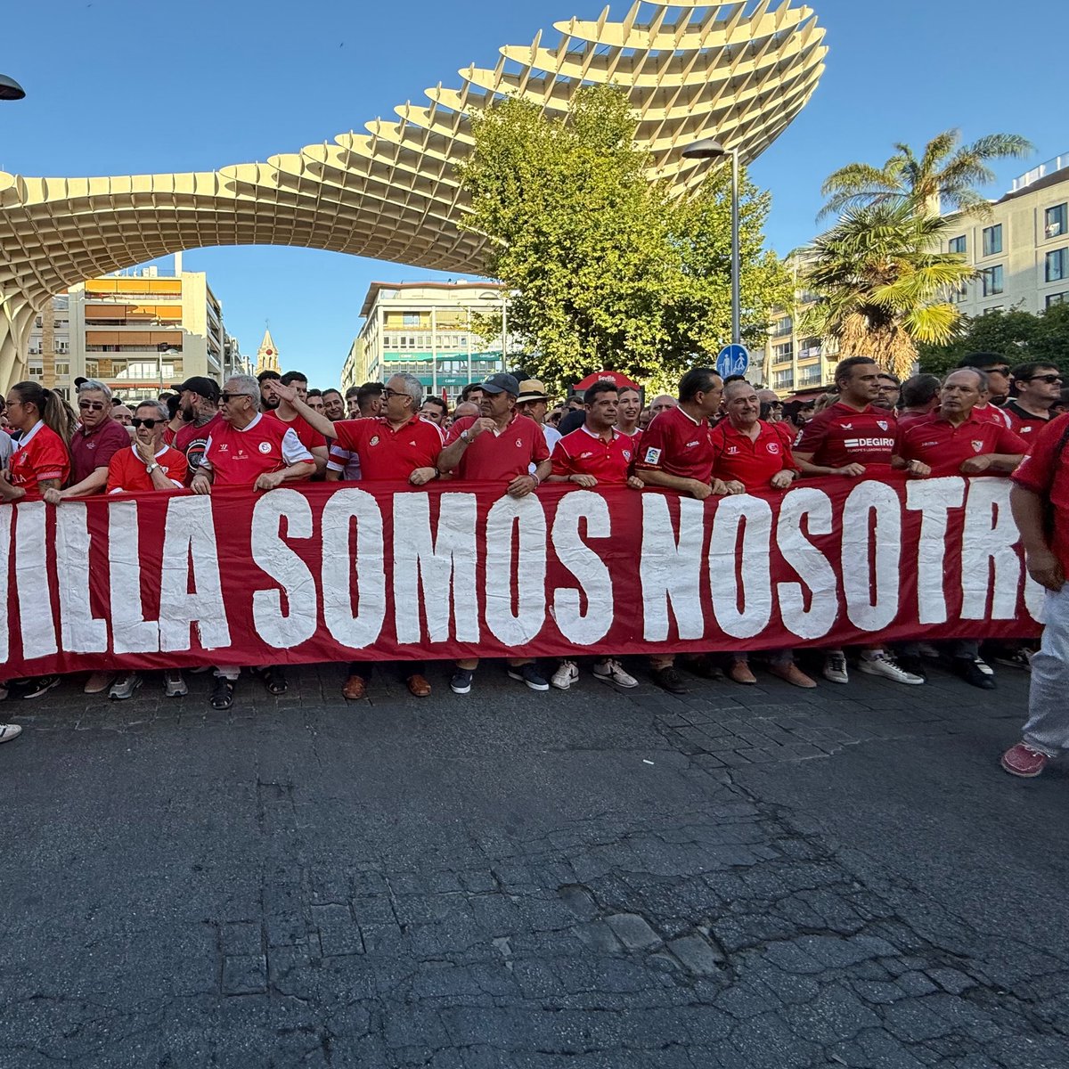 _JuanjoPonce's tweet photo. 🔴🚨 Detalle importante que hemos podido conocer en @Estadio_ED de la MANIFESTACIÓN DEL #SevillaFC 

⚠️ Aunque algunos sevillistas lo reclamaban, esta no puede llegar al Ayuntamiento por las obras. https://t.co/eMfyGdsPOj