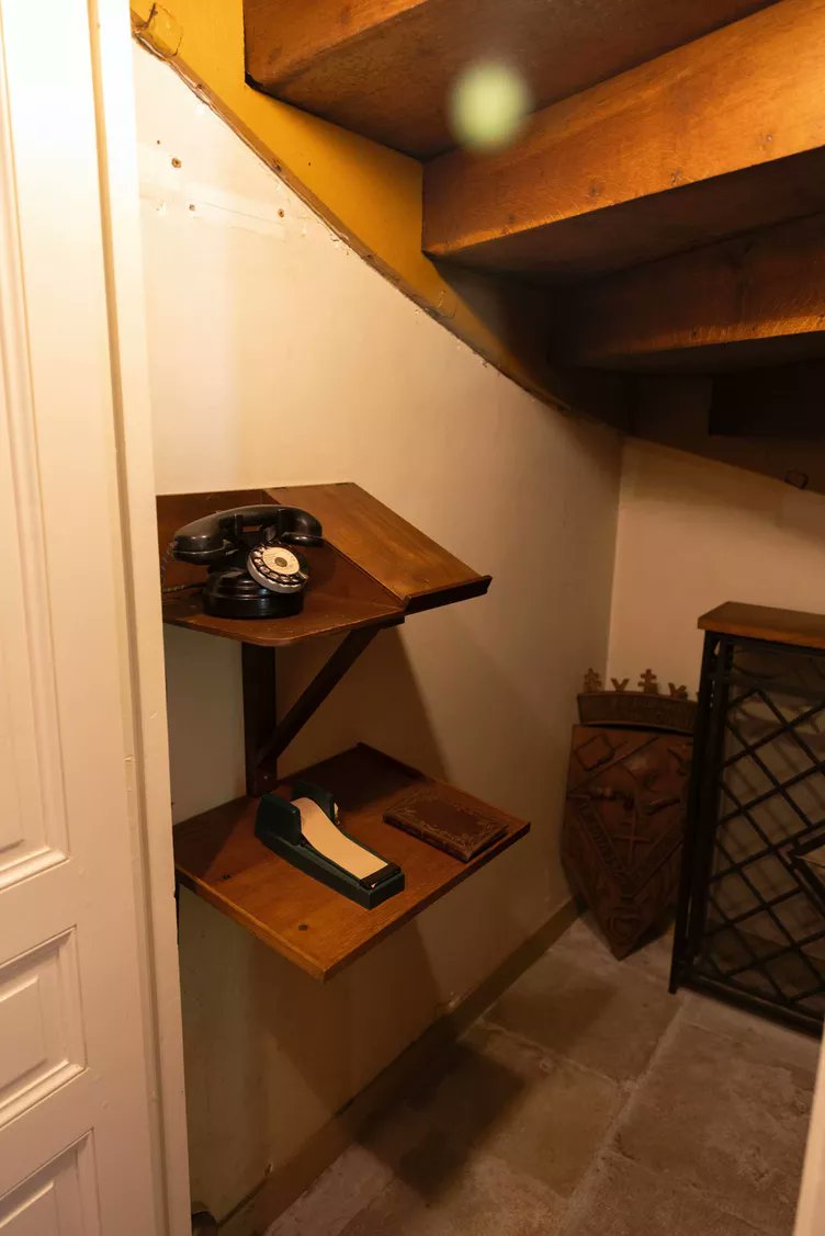 Gaullisme_Fr's tweet photo. - la cuisine ;
- le téléphone, relégué dans un cagibi sous l’escalier ; https://t.co/PbSsB2WNCP