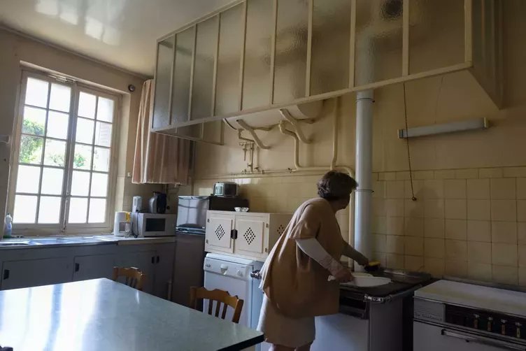 Gaullisme_Fr's tweet photo. - la cuisine ;
- le téléphone, relégué dans un cagibi sous l’escalier ; https://t.co/PbSsB2WNCP