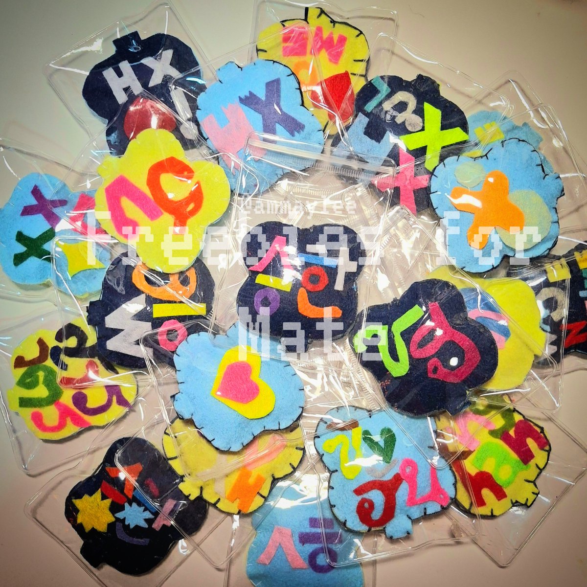 ammaylee's tweet photo. Pls rt♡<3

freebies for mates!🩵🍀🧶✏️#maylsssymade
handmade felt-mate! ของแทนใจสำหรับเมท เปิดให้เมนชั่น 10/6 ตอน 21.21 (โพสต์ใหม่)

มีแค่20ชิ้นเท่านั้นนะคะ ♡!
เป็นงานทำมือและไม่ซ้ำกันทุกชิ้น special xnghan&xoul mate (random) แถมเข็มกลัดไว้เผื่อสำหรับติดประดับหรือพกพานะคะ ขอคนเข้าใจงานทำมือ e.g. รุ่ยของด้าย หรือขุยของกาวกับผ้าสักหลาดที่อาจมีบ้าง แต่ตั้งใจทำด้วยใจทุกชิ้นค่ะ👐🏻🩷

* ออกแค่ค่าเดินทาง 33฿ *
จะทักเดมแจ้งโอนค่าเดินทางอีกครั้งหลังกดเฟบนะคะ 

ขอบพระคุณที่สนใจมากๆเลยค่ะ🙇🏼‍♀️𖹭