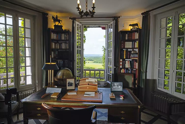 Gaullisme_Fr's tweet photo. - la bibliothèque ;
- le bureau. https://t.co/yZ3p3YwzK2