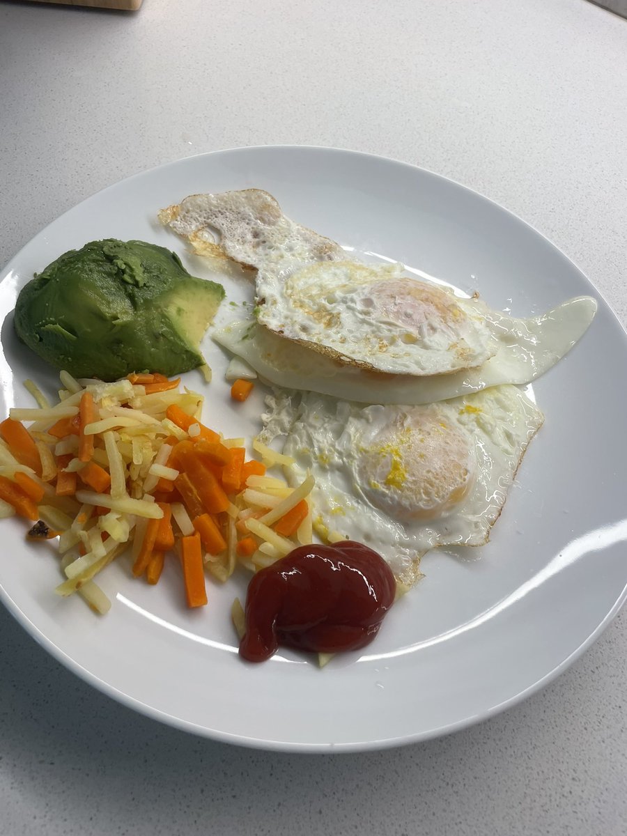 iosonomaul's tweet photo. swedish ppl will look u in the eyes and say ketchup on eggs is ok https://t.co/f919kcUX67